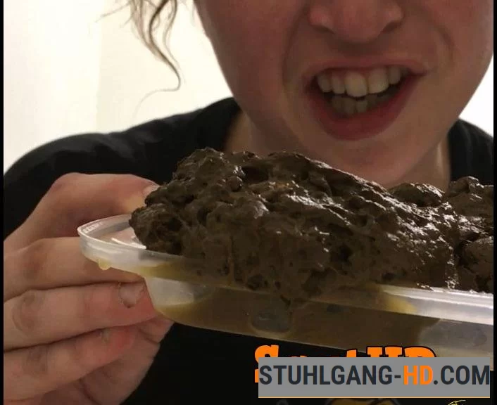 TinaAmazon - Awesome Public Creamy Poop Tasting (Kacken, Scheißen, Scheiße essen) [FullHD 1080p] 760 MB