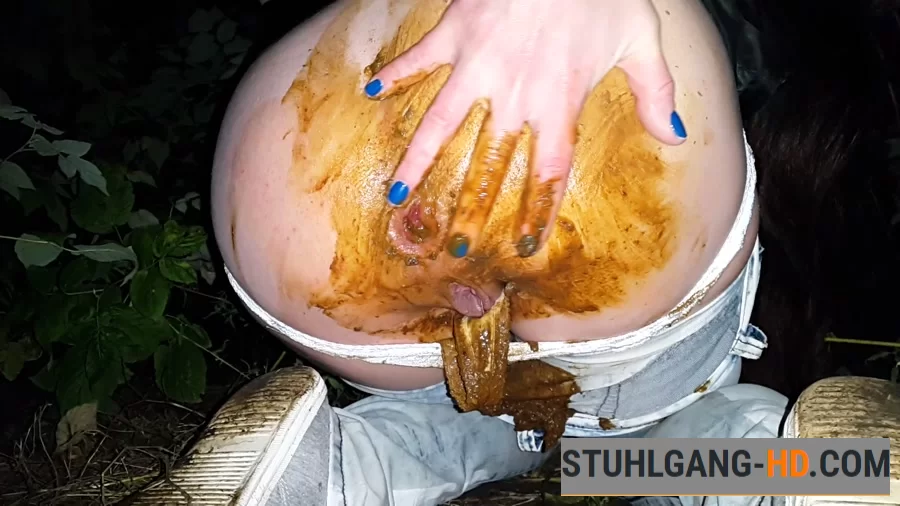 Anna Coprofield - Quick Shit in Jeans at Night (Kacken, Scheißen, Scheiße essen) [FullHD 1080p] 1.07 GB