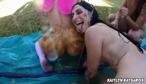 Kaitlyn Katsaros, Miss Demeanor, Keira Croft, Catalina Ossa, Natalie Brooks, Isabel Moon, Lucy Sunflower, Raven Maddoxx, and Raven Vice - 9 Girl Scat Orgy (Kacken, Scheißen, Scheiße essen) [HD 720p] 1.8 GB