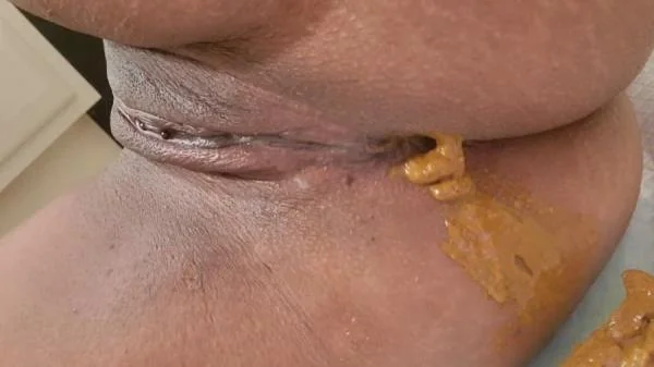 Pee and poop ass and pussy close up (Kacken, Scheißen, Scheiße essen) [HD 720p] 10.4 MB