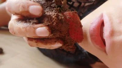 Strawberry Avalanche (Kacken, Scheißen, Scheiße essen) [FullHD 1080p] 164 MB