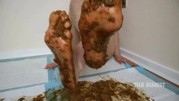Barefoot Poop Trampling (Kacken, Scheißen, Scheiße essen) [HD 720p] 42.3 MB