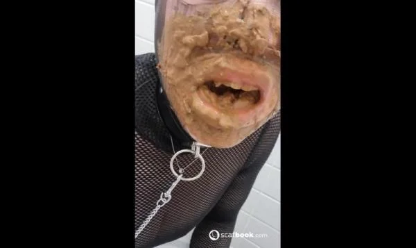 The slave eats her master's shit from the toilet (Kacken, Scheißen, Scheiße essen) [HD 720p] 570.39 MB