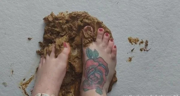 Shit flavour feet (Kacken, Scheißen, Scheiße essen) [HD 720p] 63.67 MB