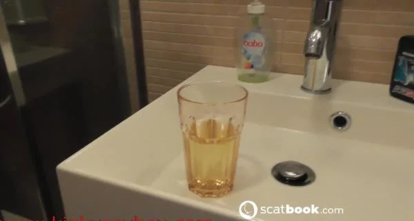 Smiley and Nikki pee for you (Kacken, Scheißen, Scheiße essen) [FullHD 1080p] 172.89 MB