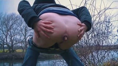 Cold Autumn Day Outdoor Shit (Mia Skye aka MiaRoxxx) [HD 720p] 34.0 MB stuhlgang-hd